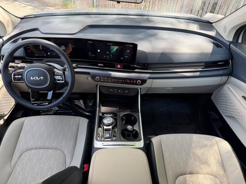 Used 2025 Kia Carnival EX FWD image 21