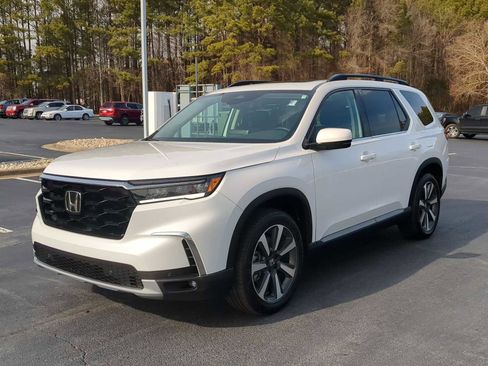 Used 2025 Honda Pilot Touring image 4