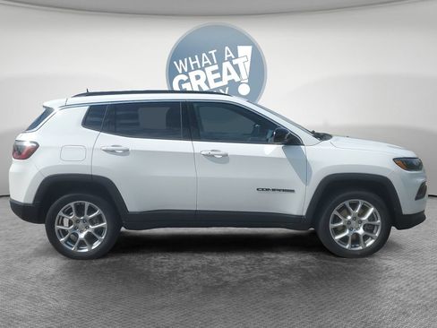 Used 2023 Jeep Compass Latitude AWD/4WD image 2
