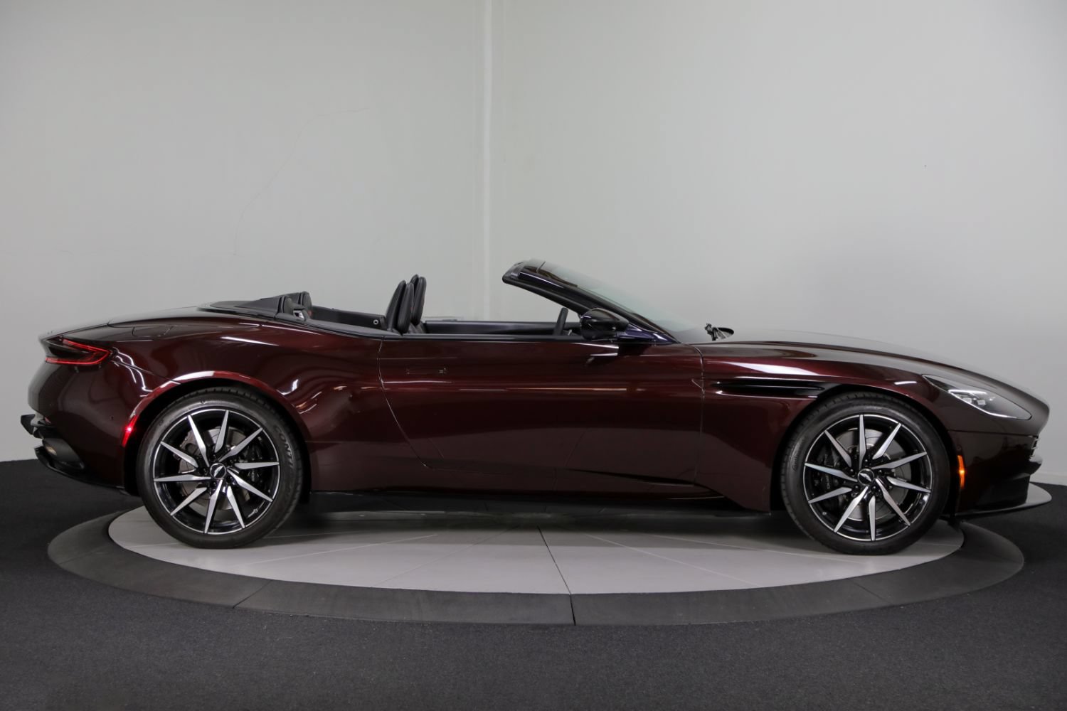Used 2019 Aston Martin DB11 Volante RWD image 9