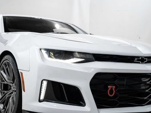 Used 2018 Chevrolet Camaro ZL1 RWD image 15