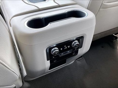Used 2022 GMC Yukon XL Denali AWD/4WD image 10