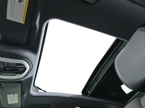 Certified 2023 Porsche Macan AWD/4WD image 28