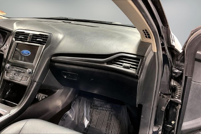 Used 2018 Ford Fusion SE w/ Equipment Group 201A FWD image 24