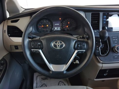 Used 2017 Toyota Sienna L FWD image 23