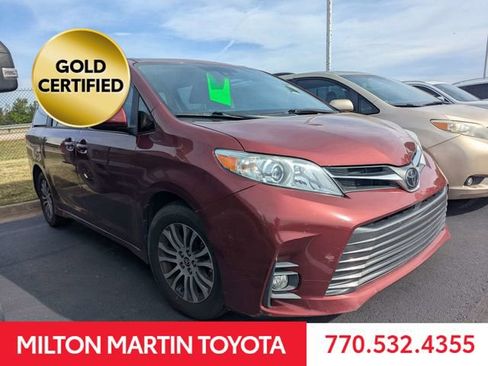 Used 2020 Toyota Sienna XLE w/ XLE Navigation Package image 2
