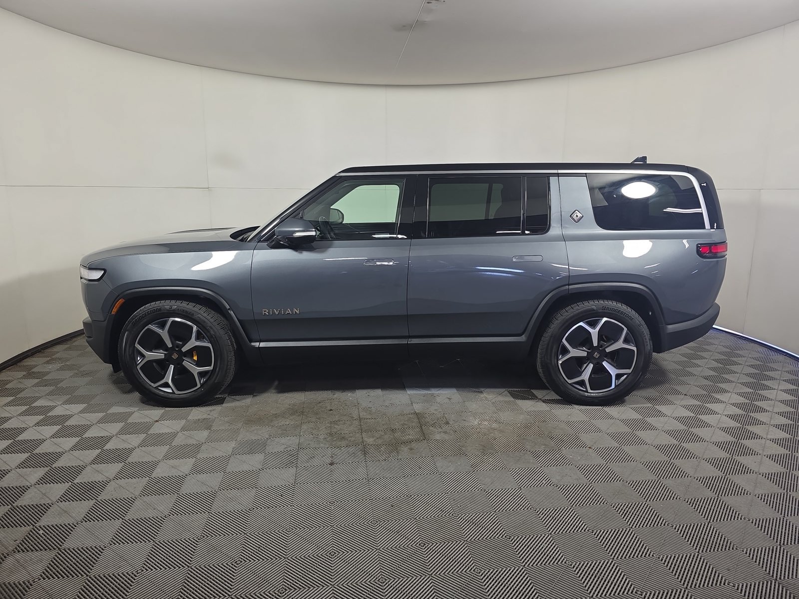Used 2022 Rivian R1S Launch Edition Quad AWD/4WD image 2