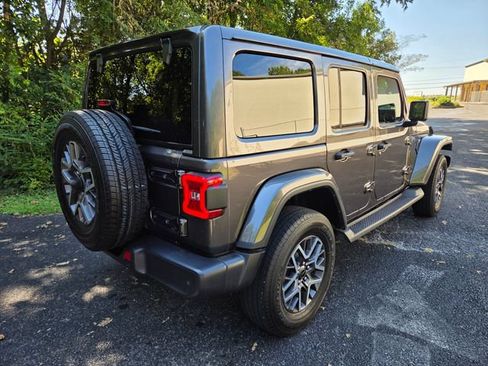 Used 2025 Jeep Wrangler Unlimited Sahara AWD/4WD image 7