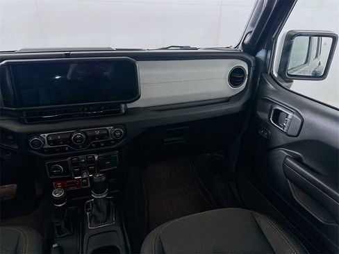 Used 2024 Jeep Wrangler Unlimited image 19