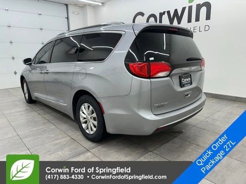 Used 2018 Chrysler Pacifica Touring-L image 2