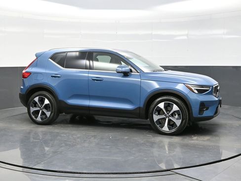 Used 2025 Volvo XC40 B5 Plus image 8