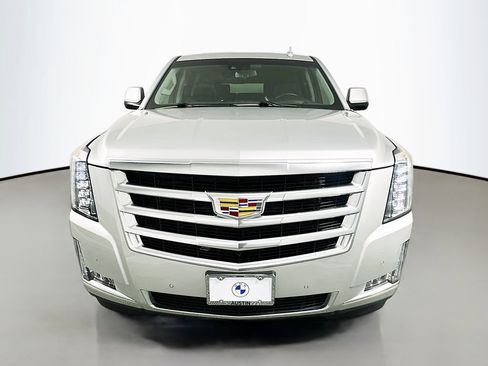 Used 2017 Cadillac Escalade ESV Luxury AWD/4WD image 2