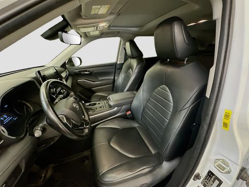 Used 2020 Toyota Highlander XLE image 13