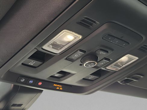 Used 2021 Chevrolet Tahoe High Country image 11