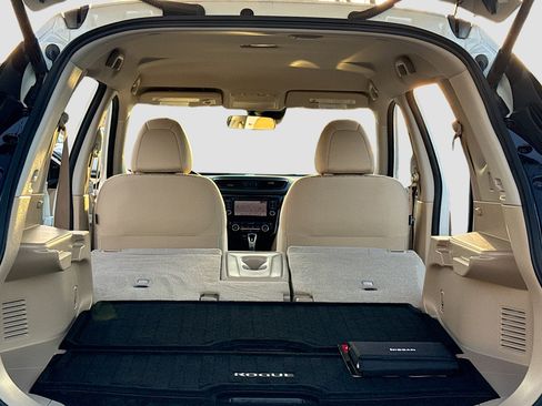 Used 2019 Nissan Rogue SV w/ Premium Package image 7