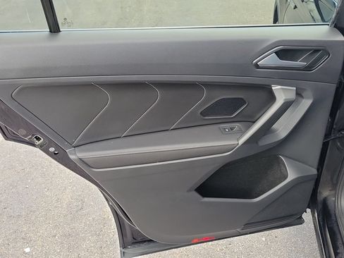 Used 2023 Volkswagen Tiguan SE w/ Panoramic Sunroof Package FWD image 9