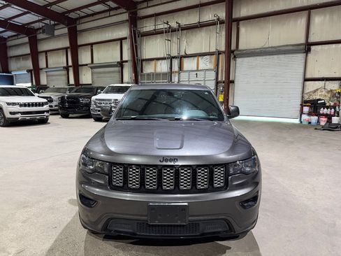 Used 2018 Jeep Grand Cherokee Altitude AWD/4WD image 10