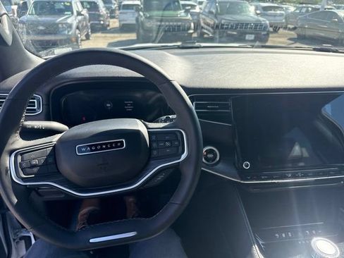 Used 2024 Jeep Wagoneer L Series II RWD image 8
