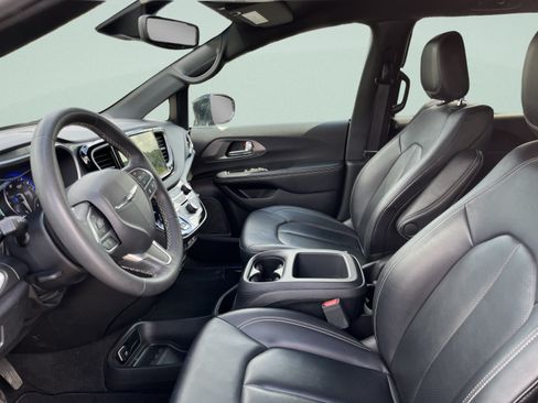 Used 2025 Chrysler Pacifica Select FWD image 12