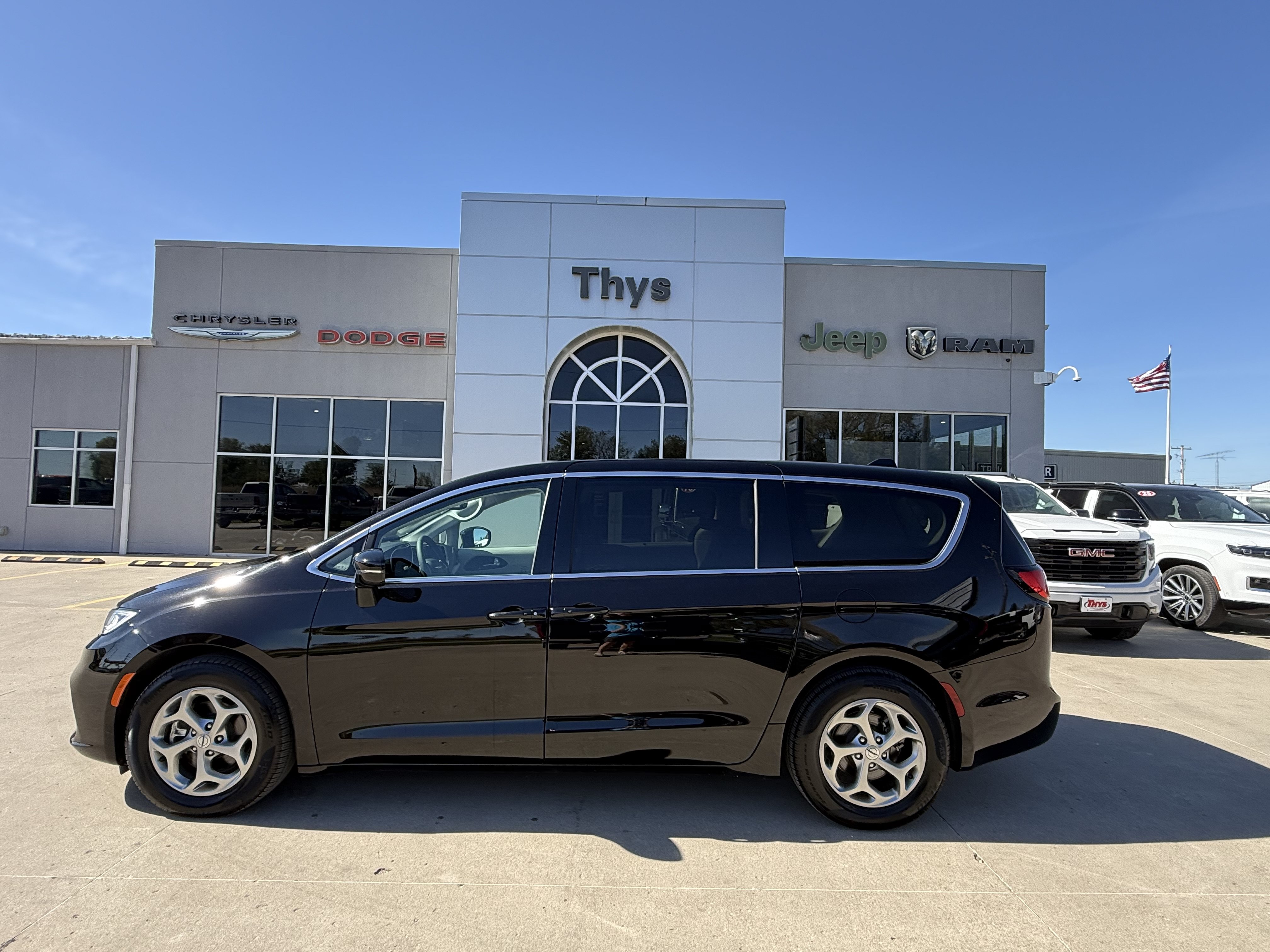 Used 2024 Chrysler Pacifica Limited w/ Trailer Tow Group FWD image 33