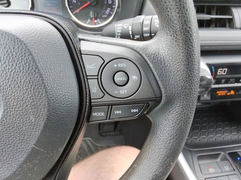 Used 2019 Toyota RAV4 XLE w/ Convenience Package FWD image 27