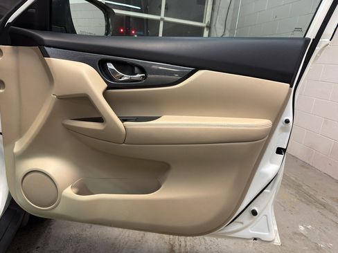 Used 2016 Nissan Rogue SL w/ SL Premium Package image 22