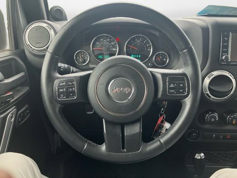 Used 2014 Jeep Wrangler Unlimited Sahara w/ Connectivity Group AWD/4WD image 13