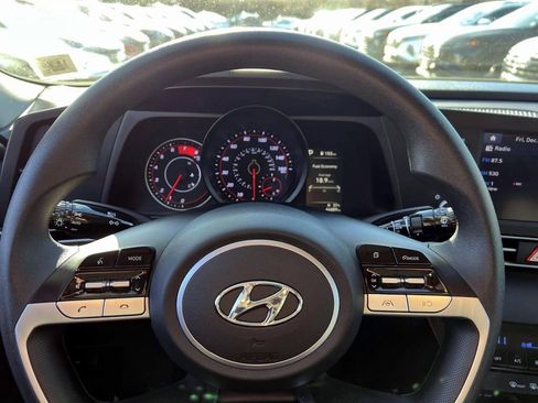 Used 2022 Hyundai Elantra SEL image 27