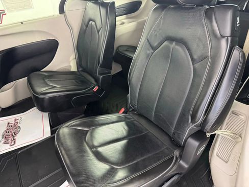 Used 2019 Chrysler Pacifica Limited FWD image 39