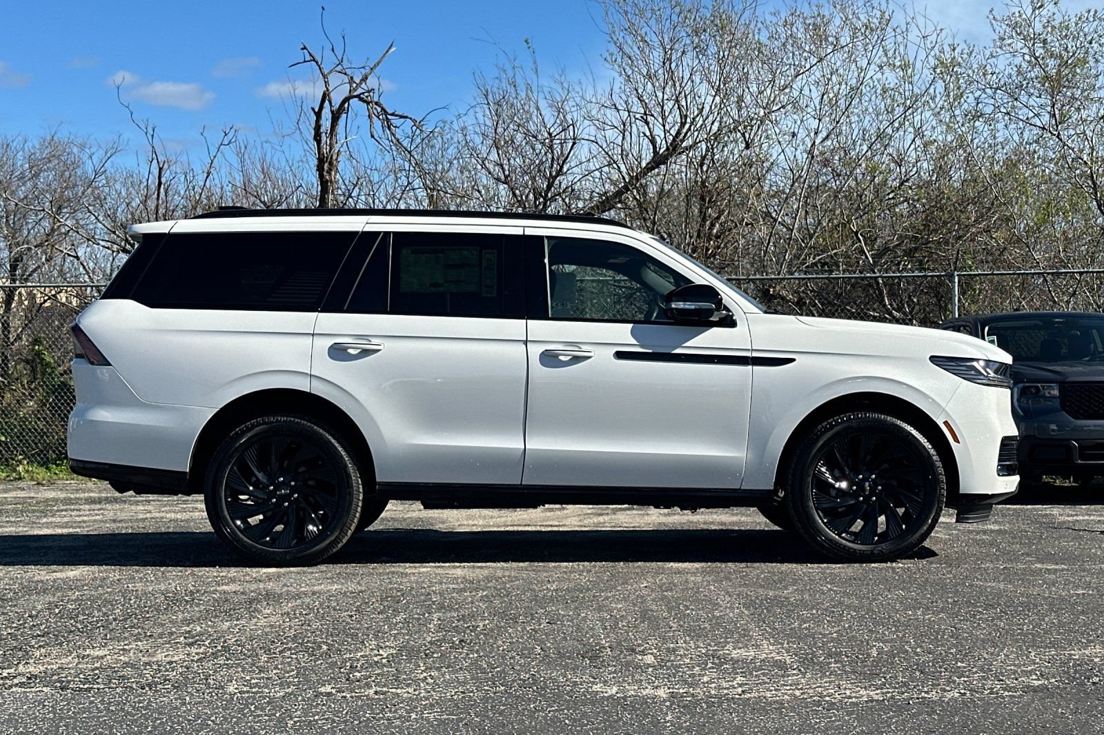 New 2026 Lincoln Navigator Reserve w/ Jet Appearance Package AWD/4WD image 2