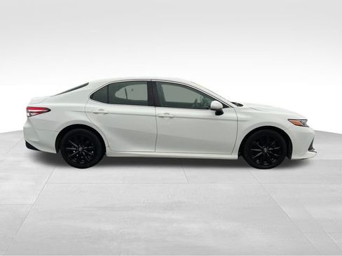 Used 2018 Toyota Camry LE image 9