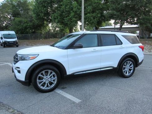 Used 2020 Ford Explorer XLT w/ Equipment Group 202A AWD/4WD image 4