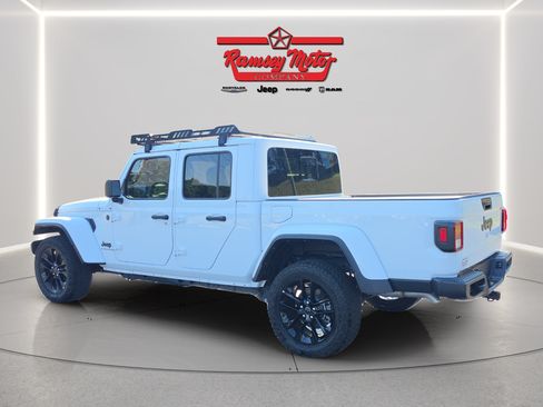 Used 2025 Jeep Gladiator Sport AWD/4WD image 3