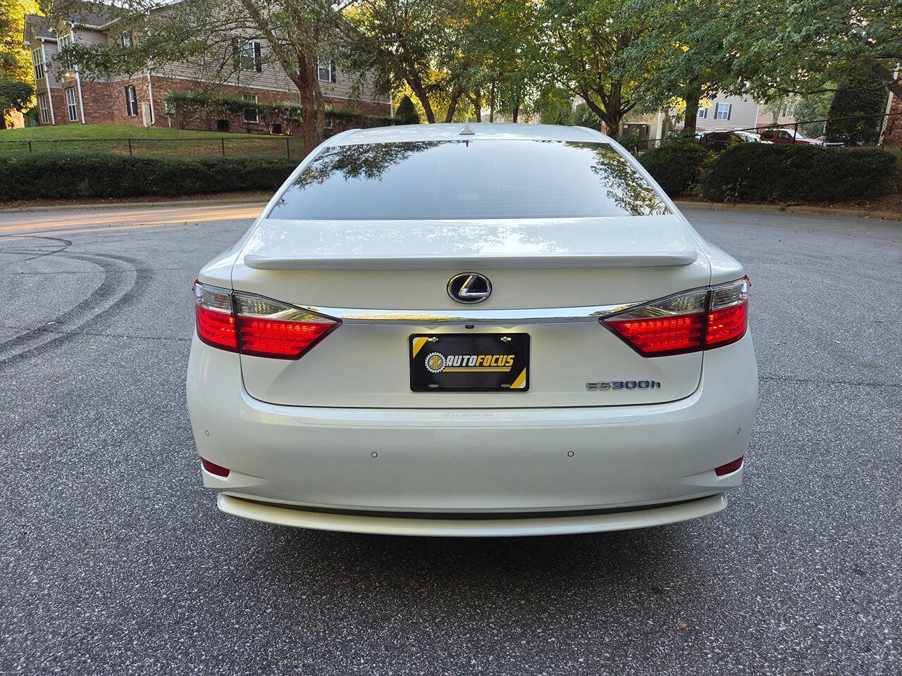 Used 2014 Lexus ES 300h w/ Luxury Package w/Bamboo Trim FWD image 4