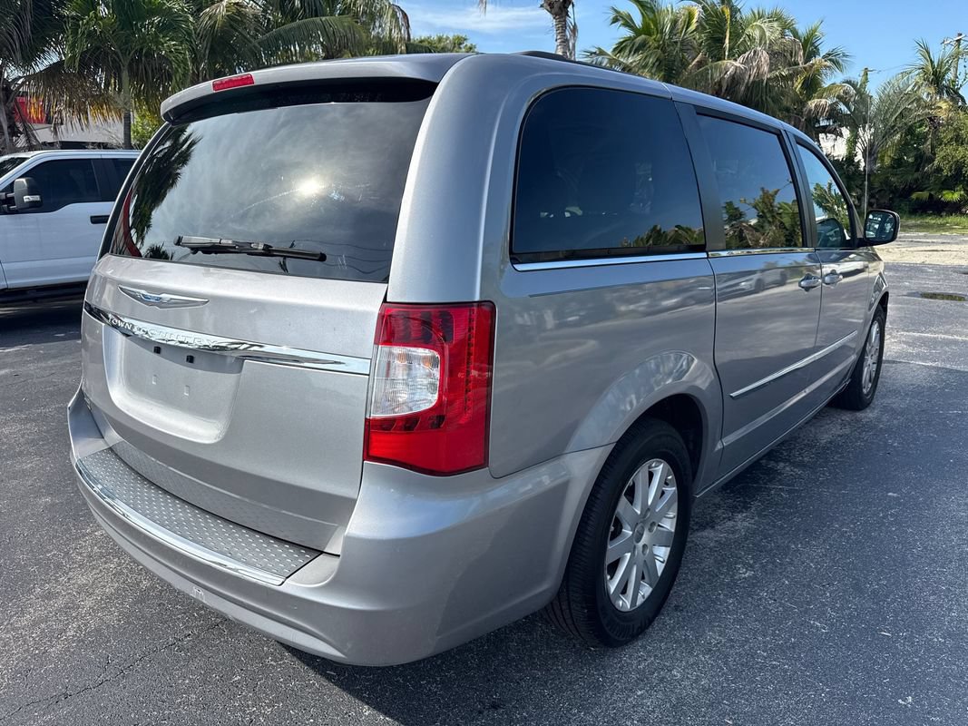 Used 2016 Chrysler Town & Country Touring FWD image 4