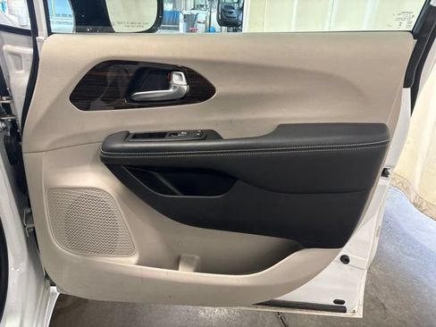 Used 2024 Chrysler Pacifica Limited FWD image 40