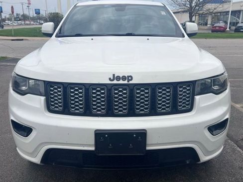 Used 2018 Jeep Grand Cherokee Altitude image 3