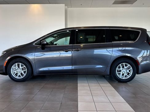 Used 2023 Chrysler Pacifica Touring-L FWD image 7