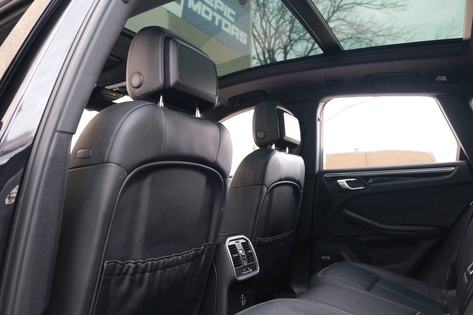 Used 2022 Porsche Macan w/ Premium Package Plus AWD/4WD image 26