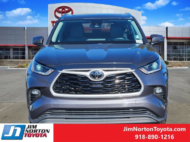 Used 2021 Toyota Highlander XLE FWD image 2