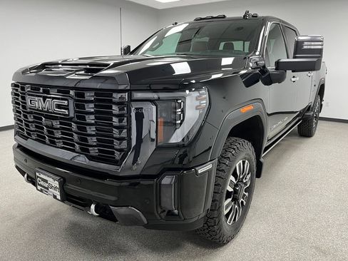 Used 2024 GMC Sierra 3500 Denali Ultimate AWD/4WD image 4