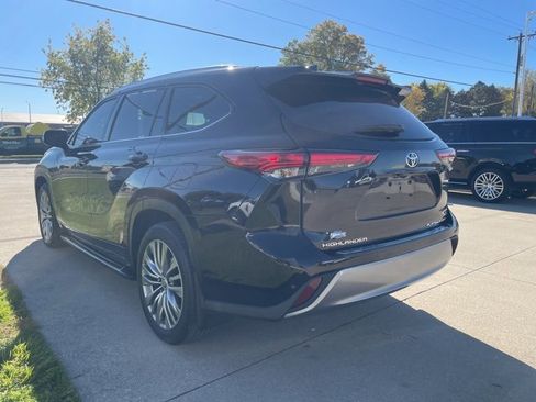 Used 2021 Toyota Highlander Platinum image 2