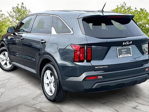 Used 2023 Kia Sorento LX image 11