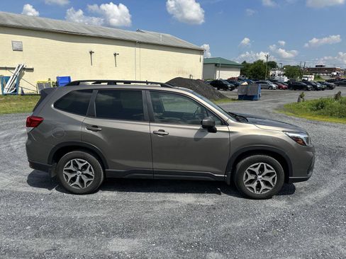 Used 2021 Subaru Forester Premium AWD/4WD image 9