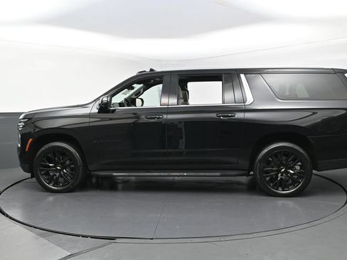 Used 2025 Chevrolet Suburban LT w/ Comfort Package AWD/4WD image 4