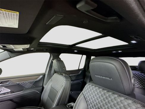 Used 2025 GMC Acadia Denali w/ Super Cruise Package image 17