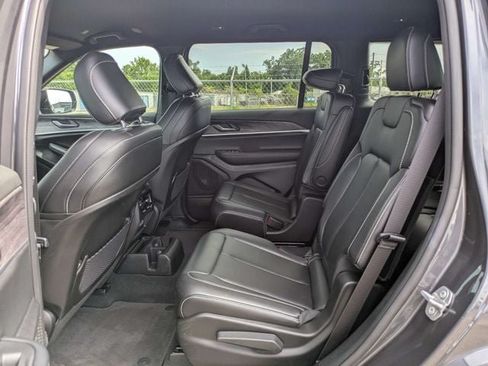 Used 2025 Jeep Grand Cherokee L Limited w/ Black Appearance Package AWD/4WD image 15