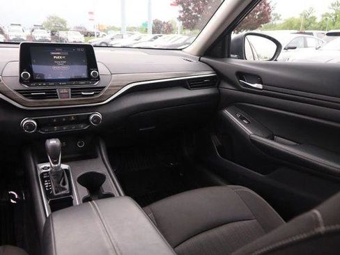 Used 2025 Nissan Altima 2.5 SV FWD image 25