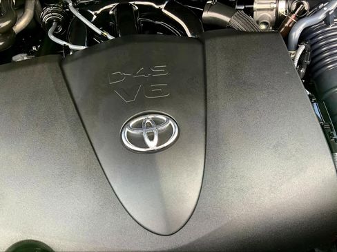 Used 2022 Toyota Highlander LE FWD image 29