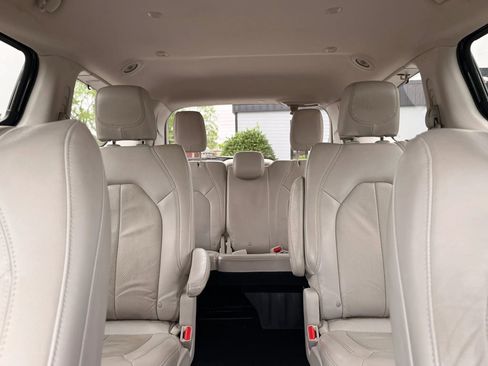 Used 2021 Chrysler Pacifica Touring-L FWD image 37